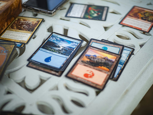 Magic The Gathering kaarten met Island en Mountain landkaarten