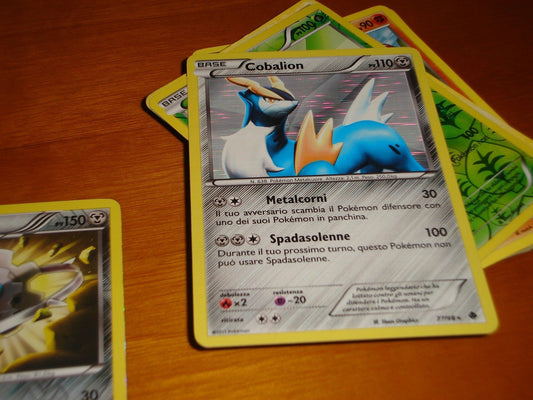 Pokémon TCG Cobalion holografische kaart met andere Pokémon kaarten