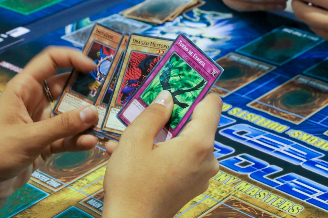 Speler houdt Yu-Gi-Oh kaarten vast tijdens een duel